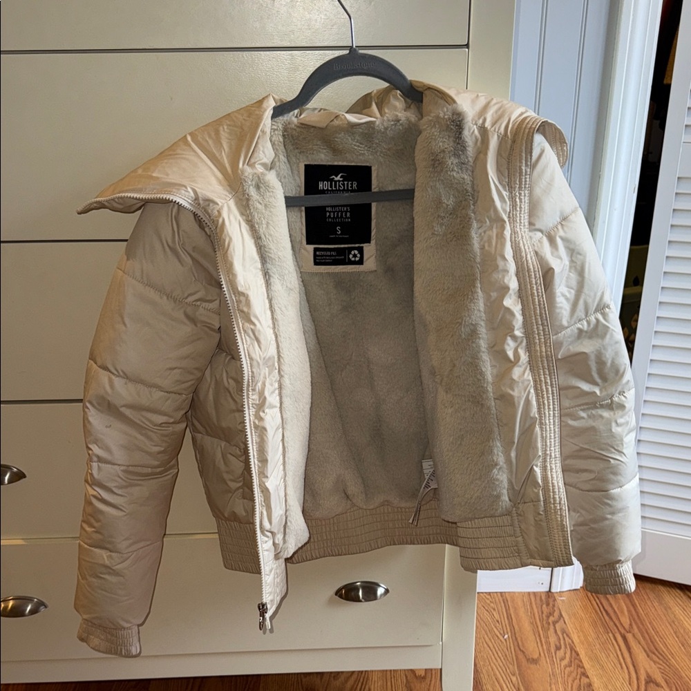 Hollister Women's Beige Puffer Jacket